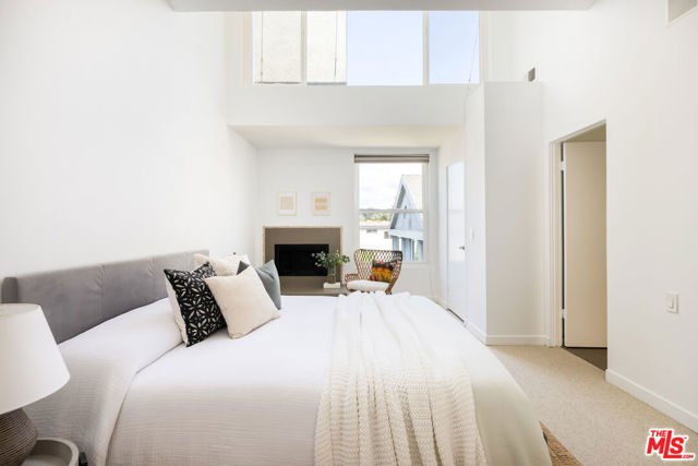 2408 34th Street, Santa Monica CA: https://media.crmls.org/mediaz/faa3f44b-1aa0-4a0a-96b8-4f9af526a049.jpg