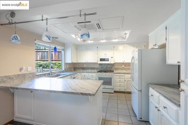 1003 Linda Vista Way, Rio Vista CA: https://media.crmls.org/mediaz/faa447ef-a52f-4195-b554-7796fd0cd7ca.jpg