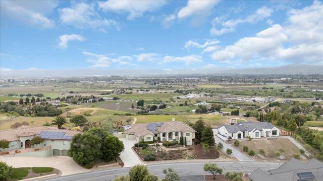 4116 Ashford Circle, Hollister CA: https://media.crmls.org/mediaz/faa46feb-945d-439c-a3e6-5a9c83afb451.jpg