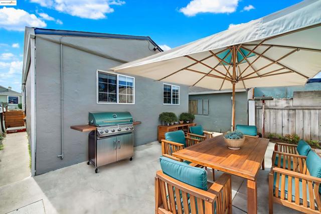 2125 102Nd Ave, Oakland CA: https://media.crmls.org/mediaz/faa4a1db-ceea-4feb-afb3-b006eb4758d5.jpg