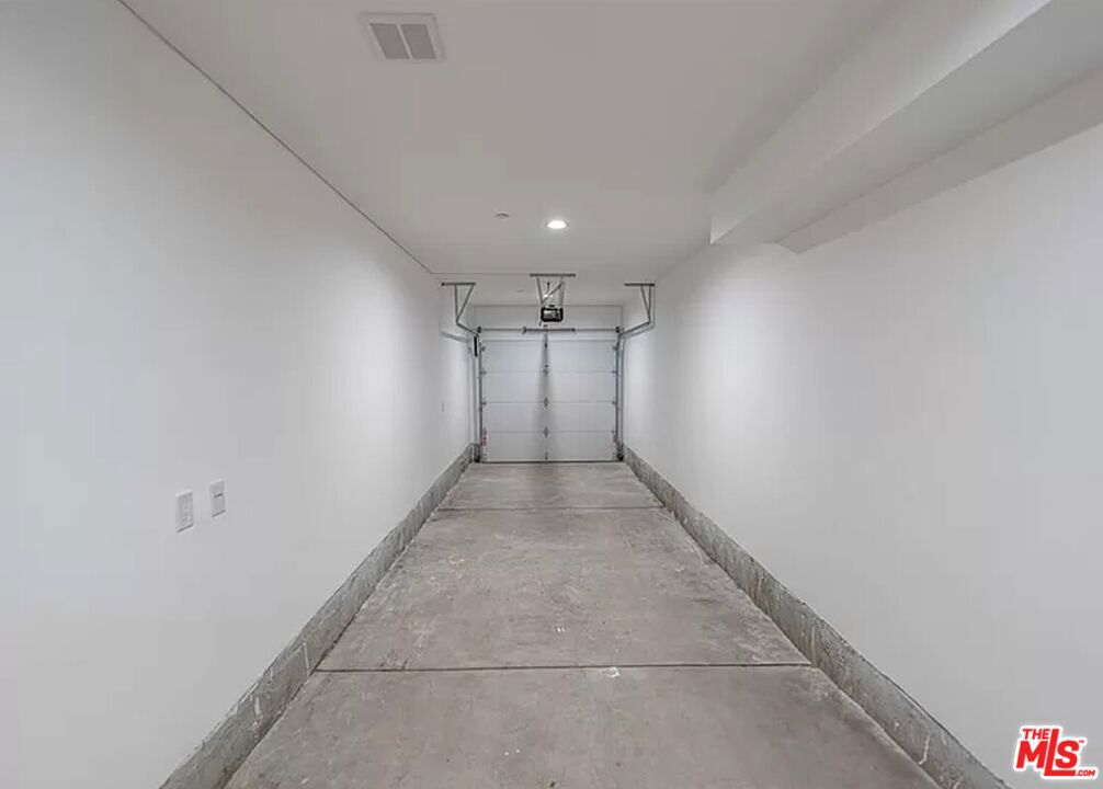 https://media.crmls.org/mediaz/faa56485-621f-454a-98c7-20d42b05062a.jpg?preset=X-Large