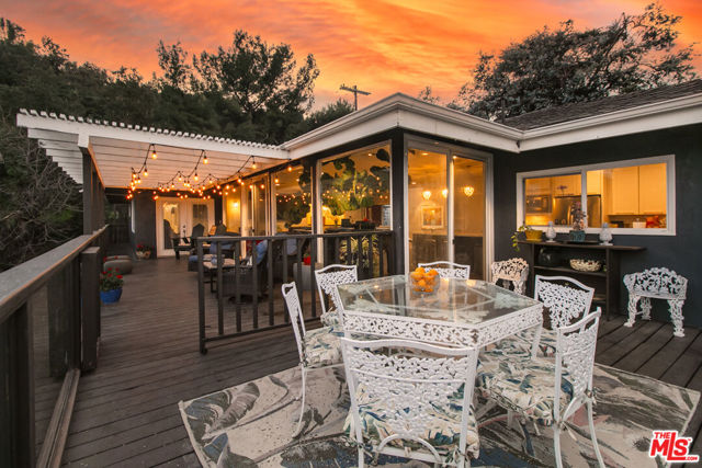 3200 Wrightwood Drive, Studio City CA: https://media.crmls.org/mediaz/faa56521-df94-4eed-bd13-68f1dc1476ef.jpg