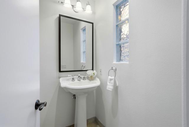 261 Loch Lomond Road, Rancho Mirage CA: https://media.crmls.org/mediaz/faa584e3-ab60-47bf-a689-86bb070b8519.jpg