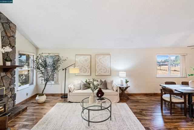 5200 Myrtle Dr, Concord CA: https://media.crmls.org/mediaz/faa5bc0e-9f76-4f96-aeec-d8c74a96a933.jpg