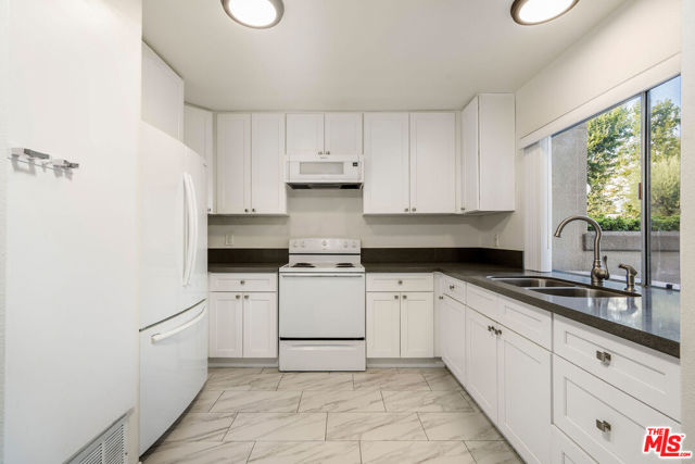 18524 Mayall Street, Northridge CA: https://media.crmls.org/mediaz/faa8457a-e2a0-439d-b626-3806c02dc640.jpg