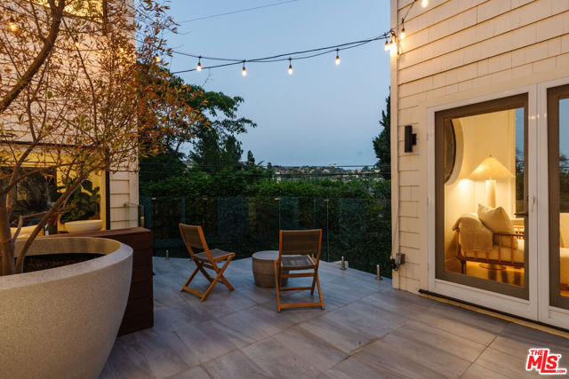 2261 Vasanta Way, Los Angeles CA: https://media.crmls.org/mediaz/faa902b6-1301-4d99-9f41-8e379b084f0b.jpg