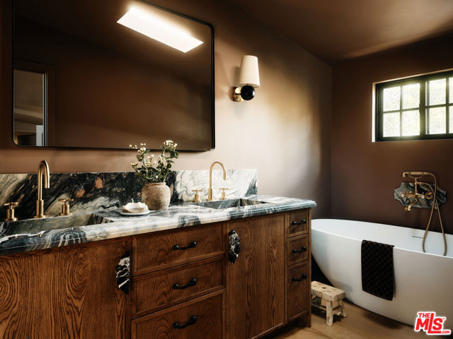 1524 Sunset Plaza Drive, Los Angeles CA: https://media.crmls.org/mediaz/faa933c3-b8c6-4b6a-a1a7-ef4876ddb8ee.jpg