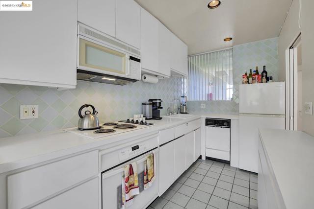 14 Janet Way, Tiburon CA: https://media.crmls.org/mediaz/faaa19fa-c3bc-4327-8845-aeec3d59370a.jpg