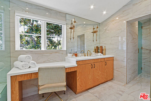 9451 Sunset Boulevard, Beverly Hills CA: https://media.crmls.org/mediaz/faaa624b-d899-4b7e-a201-fceec3baeca4.jpg