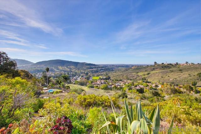 12835 Via Caballo Rojo, San Diego CA: https://media.crmls.org/mediaz/faaaff83-9411-408d-9d4d-027cc9eceebe.jpg