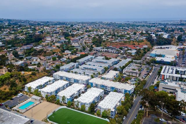3528 Shoreline Bluff Ln, San Diego CA: https://media.crmls.org/mediaz/faab5a56-9495-47f2-90d9-0d07712f0dd8.jpg