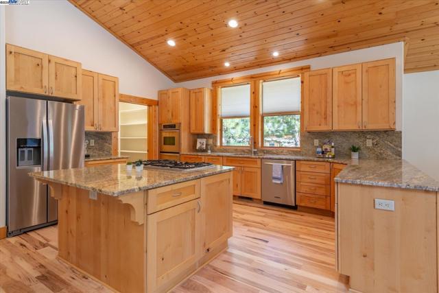 10023 S River Street, Truckee CA: https://media.crmls.org/mediaz/faab66c2-b85d-4681-a2c3-509bc5ffc157.jpg