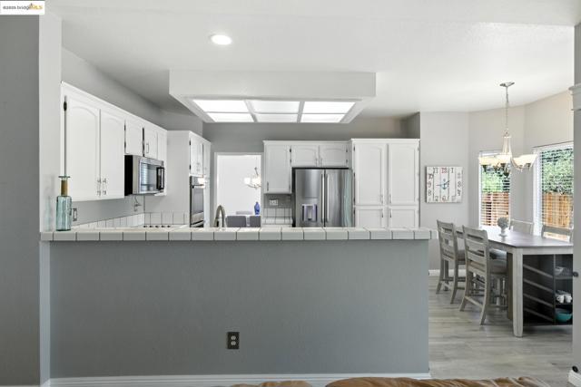 2201 Mark Twain Drive, Antioch CA: https://media.crmls.org/mediaz/faab8159-9fcc-4414-b3a3-d73f2ee01059.jpg
