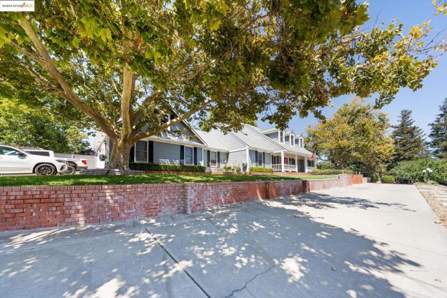 51 Cunha Ct, Oakley CA: https://media.crmls.org/mediaz/faabff78-4131-40b6-a005-762256682313.jpg