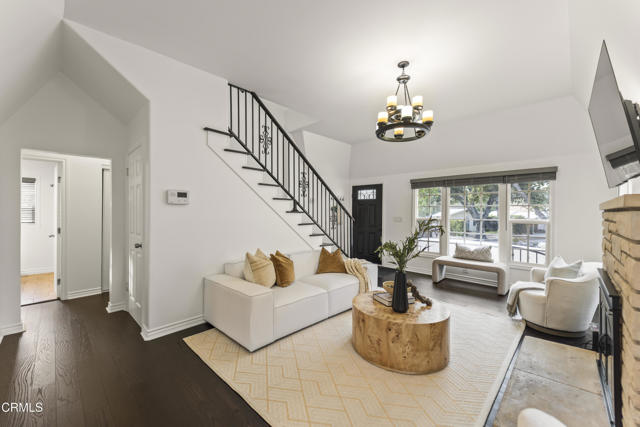 Detail Gallery Image 5 of 33 For 4608 La Crescenta Ave, La Crescenta,  CA 91214 - 5 Beds | 4 Baths