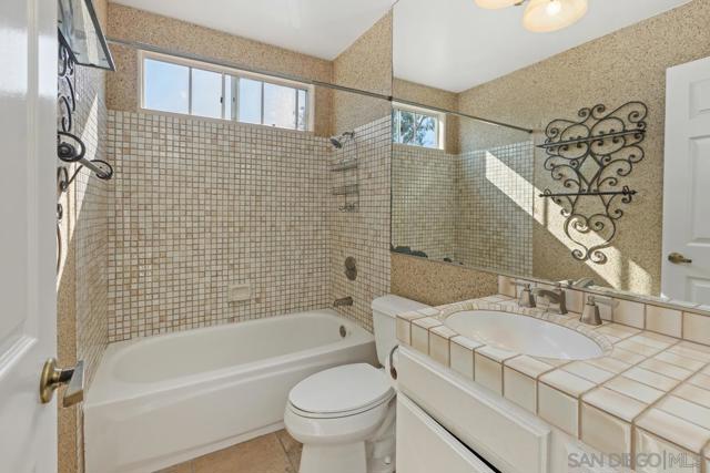 8585 Via Mallorca, La Jolla CA: https://media.crmls.org/mediaz/faacbd7a-8ed7-4de7-8d13-90e5b1f11776.jpg