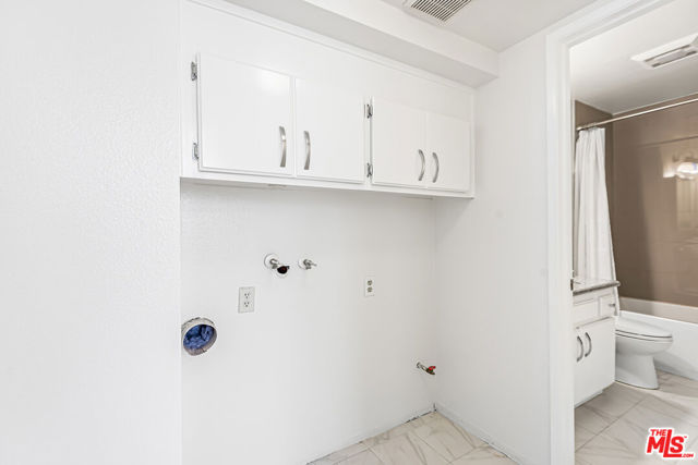 3949 Bentley Avenue, Culver City CA: https://media.crmls.org/mediaz/faacf359-3faf-4af7-8d6c-54880fd2f323.jpg