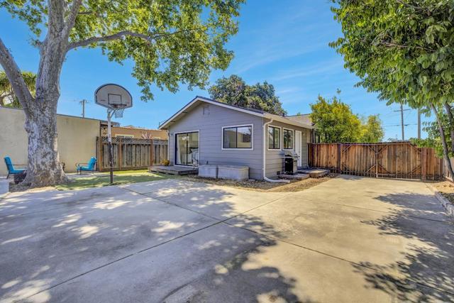 111 E Hedding Street, San Jose CA: https://media.crmls.org/mediaz/faad7b4b-629a-49a8-b6bf-a34301155498.jpg