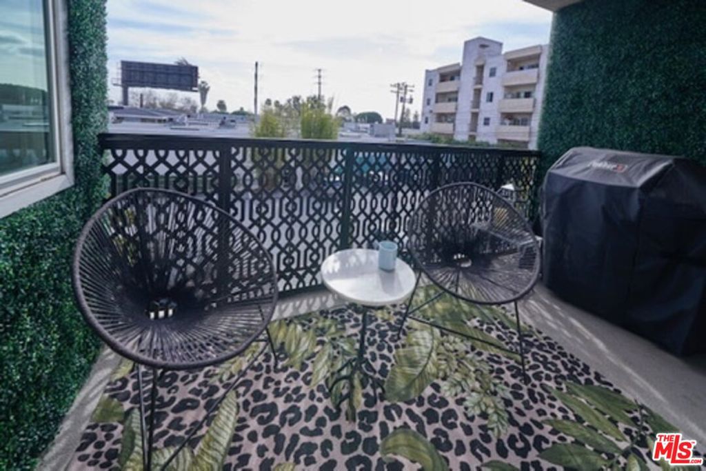 https://media.crmls.org/mediaz/faae3016-cd01-420e-90fd-310696d7eeee.jpg?preset=X-Large