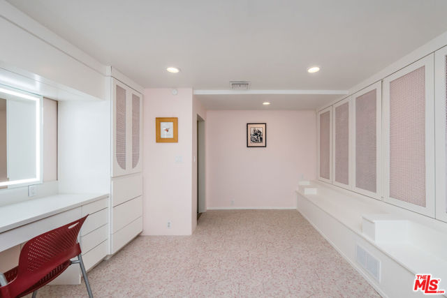 3027 Franklin Canyon Drive, Beverly Hills CA: https://media.crmls.org/mediaz/faae9100-20a5-46ca-8a1b-6eefdc0a9f70.jpg