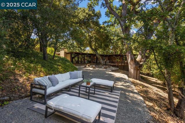 39 El Toyonal, Orinda CA: https://media.crmls.org/mediaz/faae9f94-63d1-40ff-bcce-0a94abed863d.jpg
