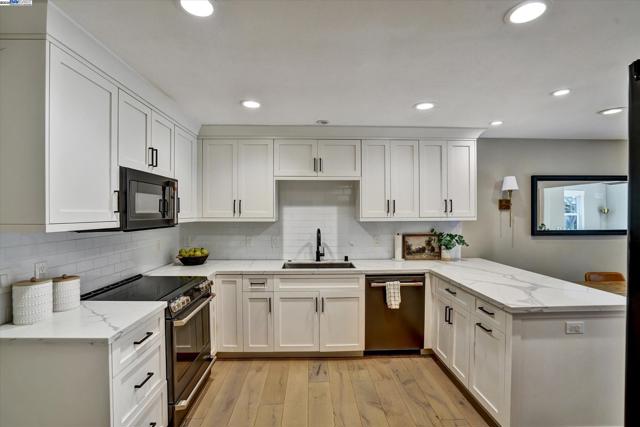 27 Serene Ct, Danville CA: https://media.crmls.org/mediaz/faaeddd8-440f-4204-a298-eaa1aa2caf64.jpg
