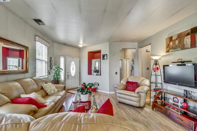 337 Upton Pyne Dr, Brentwood CA: https://media.crmls.org/mediaz/faaf7347-bf28-490f-9e02-59e228c78759.jpg