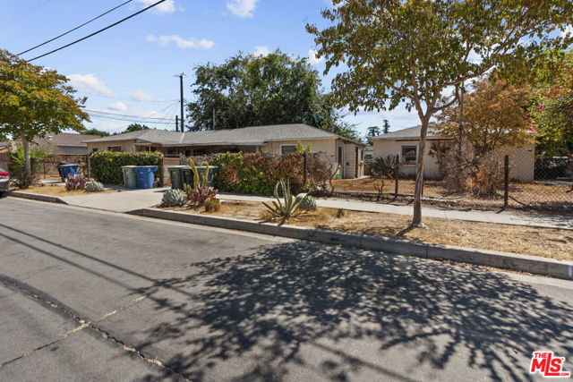 1344 N Parish Place, Burbank CA: https://media.crmls.org/mediaz/faafbe2e-a7e8-4543-bd99-b5002236e4e3.jpg