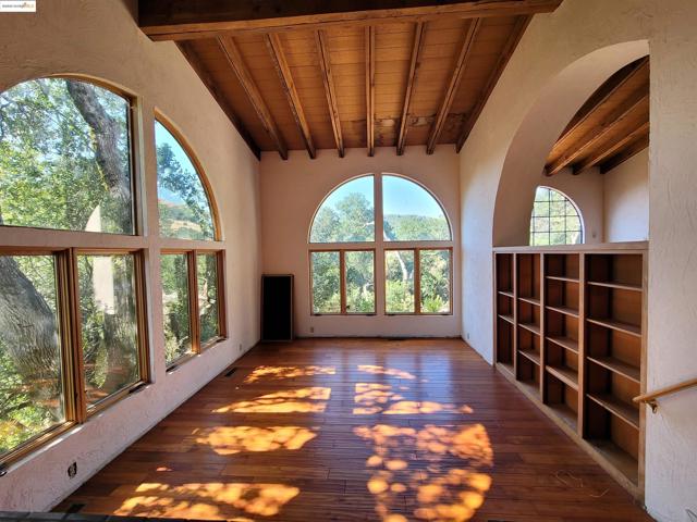 40 Hilldale Ct, Orinda CA: https://media.crmls.org/mediaz/faaff69c-7969-407e-bf14-add0f8233a7e.jpg