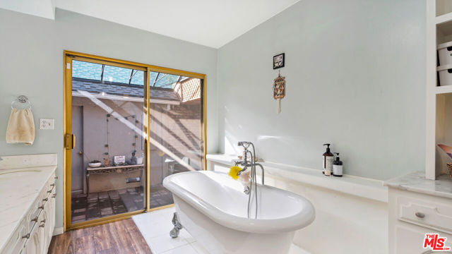 4559 Morella Avenue, Valley Village CA: https://media.crmls.org/mediaz/fab024d6-e64d-4ad1-8d50-4f34248da56e.jpg