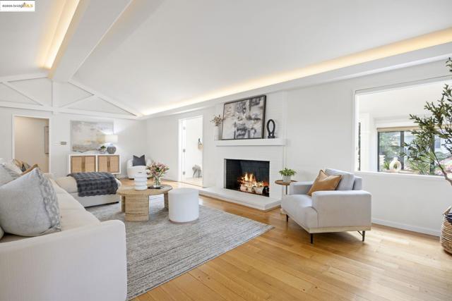 38 La Salle Ave, Piedmont CA: https://media.crmls.org/mediaz/fab1add8-5389-49fb-9a4d-c6d9a0e077e2.jpg