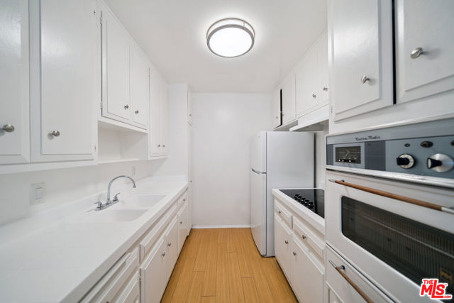 7032 Lanewood Avenue, Los Angeles CA: https://media.crmls.org/mediaz/fab1b495-2483-4361-95ba-18c83f7a8cdf.jpg