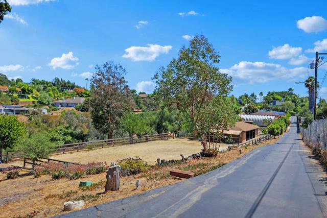 974 Via Hillview, Fallbrook CA: https://media.crmls.org/mediaz/fab424b2-5aa1-44ba-a7e6-2bd51e502e87.jpg