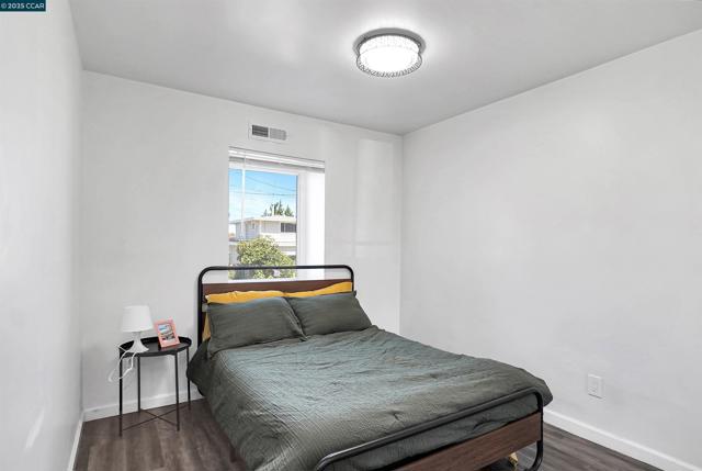 2020 17Th Ave, Oakland CA: https://media.crmls.org/mediaz/fab5d328-d58e-4a4a-88e4-92045f0e9d1b.jpg