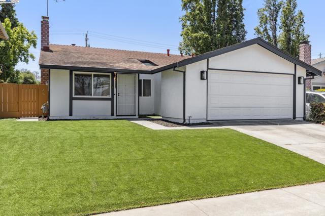 32555 Lake Bridgeport St, Fremont CA: https://media.crmls.org/mediaz/fab75cde-d39a-414e-a7b2-5476351b1cc6.jpg