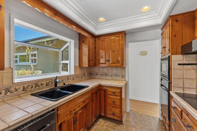 10720 Eureka Rd, Spring Valley CA: https://media.crmls.org/mediaz/fab7ae0d-0852-450d-a305-2b781a44a13c.jpg