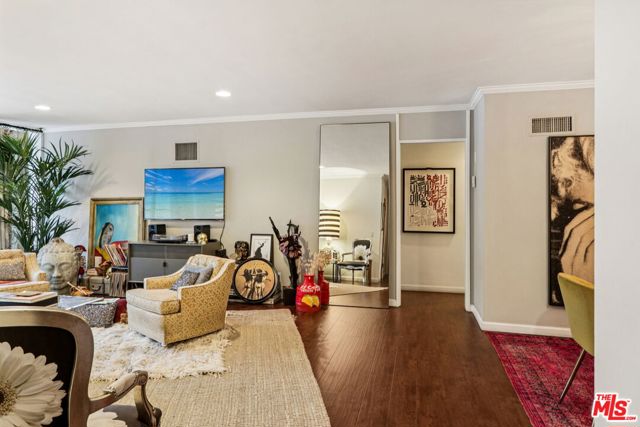 1400 N Sweetzer Avenue, West Hollywood CA: https://media.crmls.org/mediaz/fab8469a-06ab-4459-b8fc-55bc859c17d8.jpg