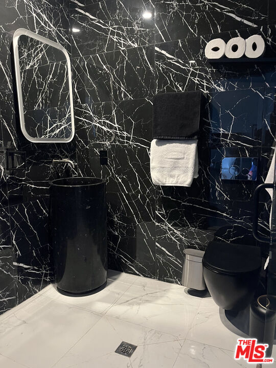 643 N Vista St, Los Angeles CA: https://media.crmls.org/mediaz/fab94002-b545-4e1a-9496-bf4a5faeb1d6.jpg