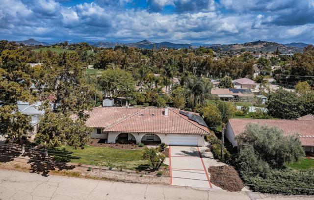 1654 Palomino Ln, Escondido CA: https://media.crmls.org/mediaz/fab9af80-201a-4151-bc42-b5c00022d1eb.jpg