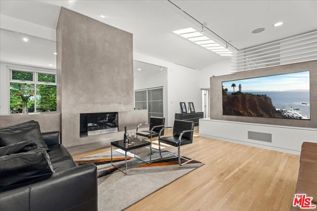 3567 Woodcliff Road, Sherman Oaks CA: https://media.crmls.org/mediaz/fab9e7d2-7de1-468d-a635-4939d56aba21.jpg