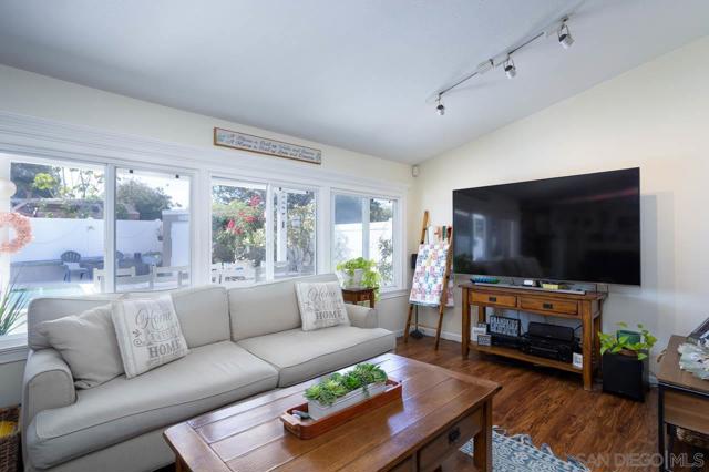 2597 Melbourne Dr, San Diego CA: https://media.crmls.org/mediaz/fab9fc81-d616-4603-8ee2-52354ea6624b.jpg