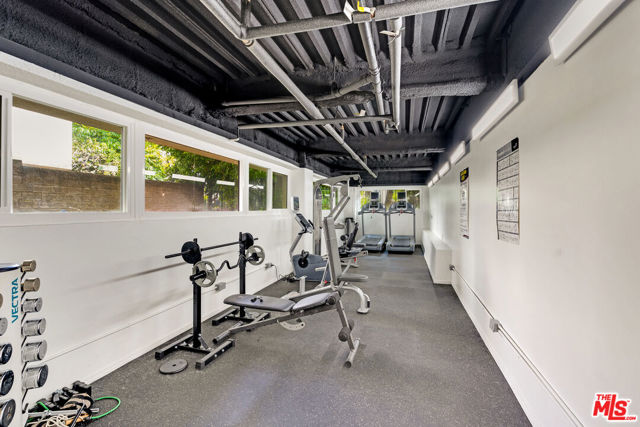 321 N Oakhurst Drive, Beverly Hills CA: https://media.crmls.org/mediaz/fabb39da-55cc-4508-8ae5-05d7d24bb6a1.jpg