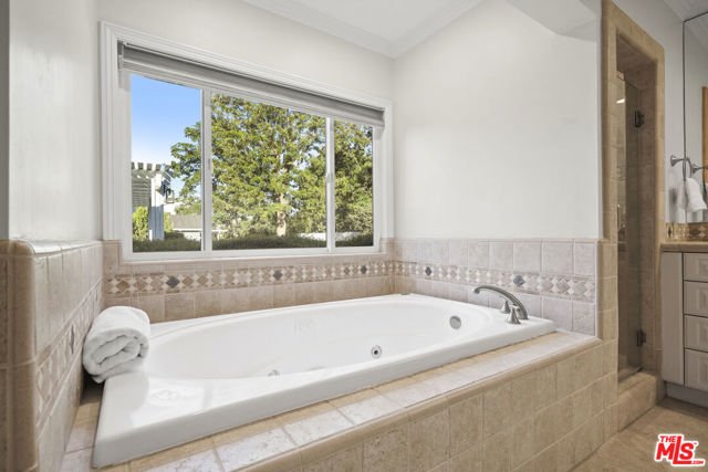 6002 Jumilla Avenue, Woodland Hills CA: https://media.crmls.org/mediaz/fabb4096-ea00-45e5-833e-2bd8b5b1bf6d.jpg