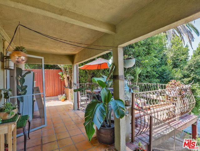 1016 Laguna Avenue, Los Angeles CA: https://media.crmls.org/mediaz/fabbc394-79a2-43d1-899e-3c0e183767e7.jpg