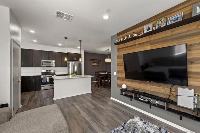 5506 Sandcliff Ln, San Diego CA: https://media.crmls.org/mediaz/fabbc818-f6d9-410d-87ed-ba1c868ae42f.jpg
