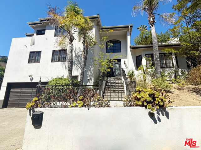 15020 Encanto Drive, Sherman Oaks CA: https://media.crmls.org/mediaz/fabc0dc3-b372-447c-a10a-37012dff64aa.jpg