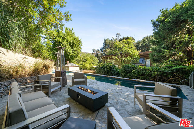 10023 Westwanda Drive, Beverly Hills CA: https://media.crmls.org/mediaz/fabc2a06-23f7-4a50-9710-c9c06ddb8fee.jpg