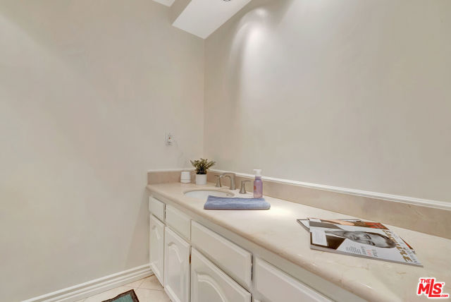5025 Delita Place, Woodland Hills CA: https://media.crmls.org/mediaz/fabe4a8e-12aa-455f-a306-83ab6fee13c4.jpg
