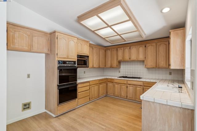 208 Heritage Ln, Pleasanton CA: https://media.crmls.org/mediaz/fabef317-1224-463a-846c-94c697fdbc61.jpg