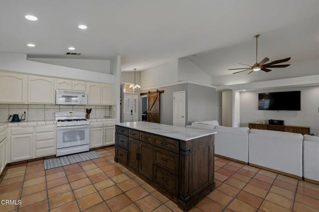 Detail Gallery Image 18 of 49 For 12614 Grand Teton Dr, Bakersfield,  CA 93312 - 4 Beds | 3 Baths